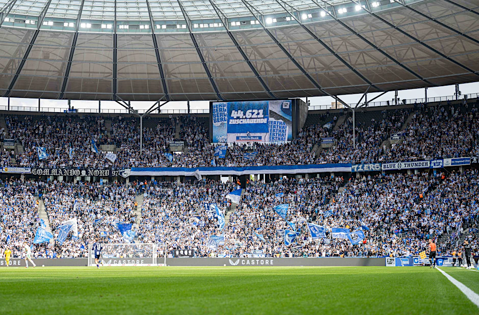 44.621 Fans kamen zum letzten Heimspiel von Hertha BSC gegen Fürth. Die Ostkurve ist immer gefüllt. Doch Hertha leidet trotzdem an Zuschauerschwund.