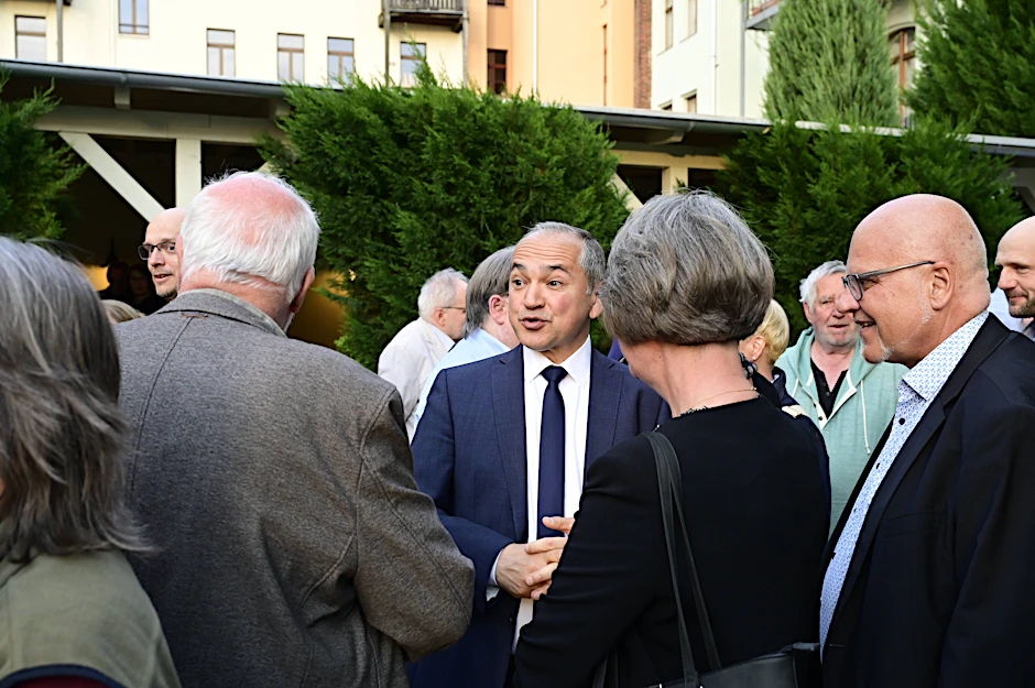Hat den ersten Wahlgang der OB-Wahl in Görlitz gewonnen: CDU-Politiker Octavian Ursu (Mitte).