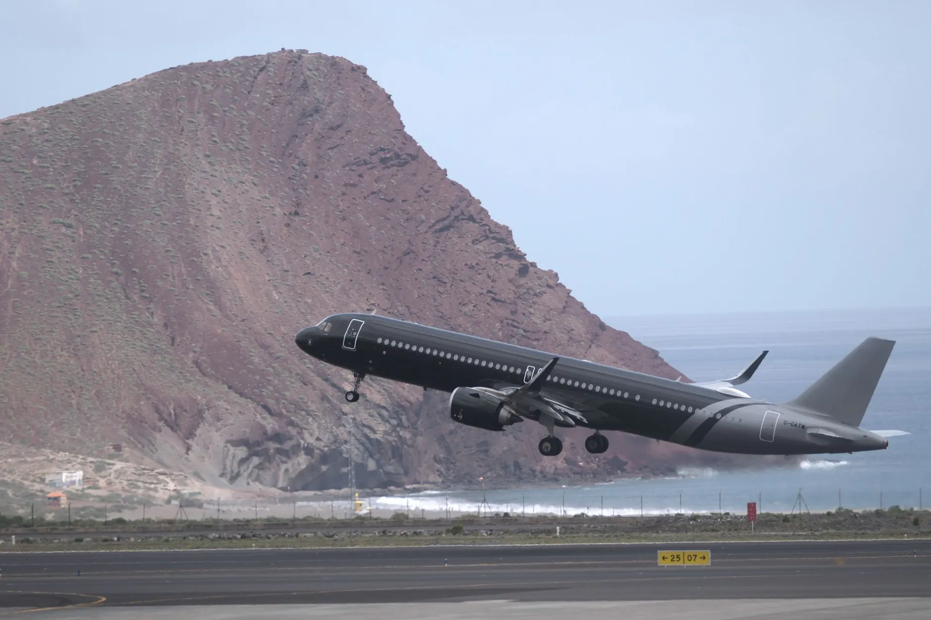 Einer der Evakuierungsflüge hebt vom Flughafen Teneriffa Sur ab – insgesamt wurden am ersten Tag 94 Menschen in ihre Heimatländer ausgeflogen.
