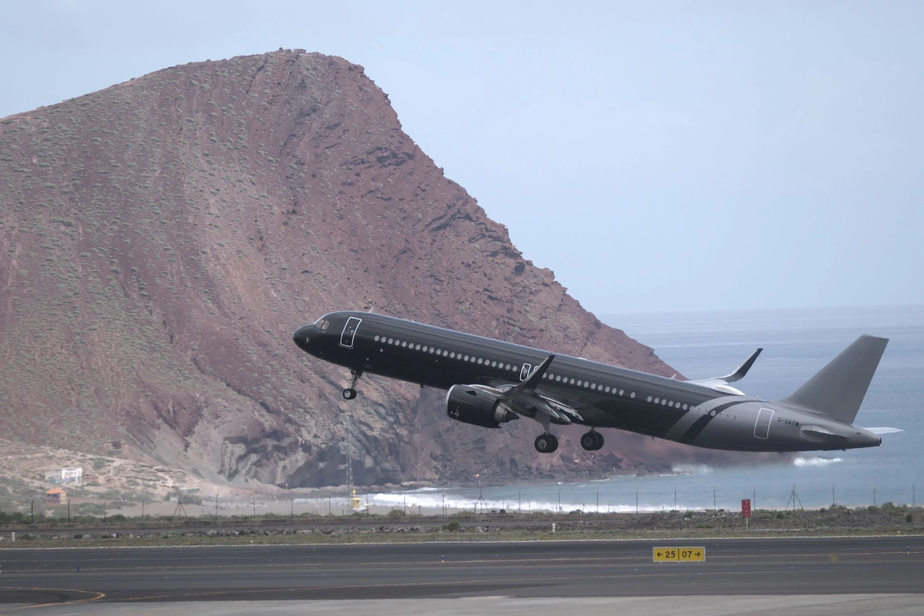 Einer der Evakuierungsflüge hebt vom Flughafen Teneriffa Sur ab – insgesamt wurden am ersten Tag 94 Menschen in ihre Heimatländer ausgeflogen.