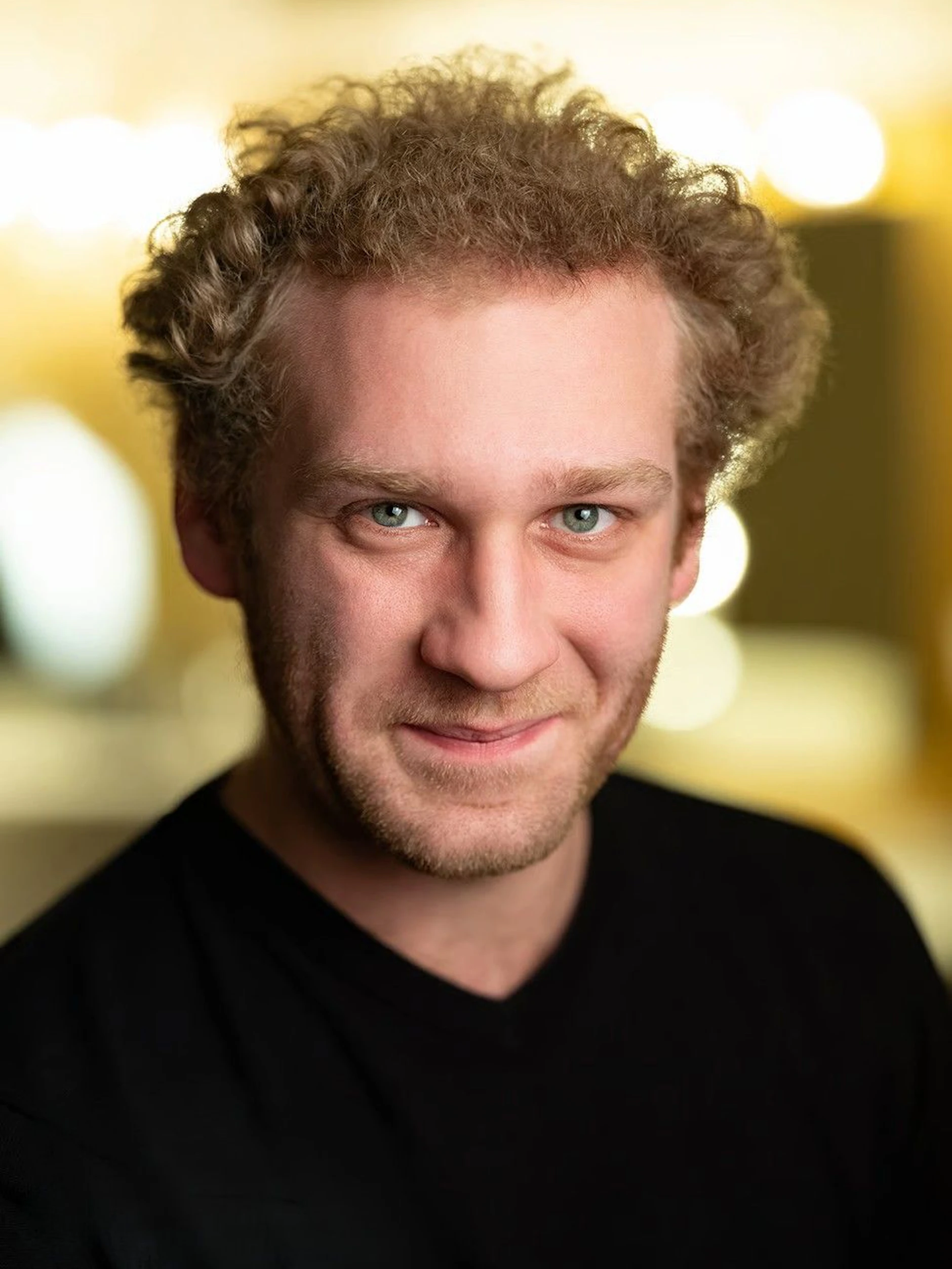 Johannes Hallervorden steht für Persönlichkeit, Humor und Nähe zum Publikum.