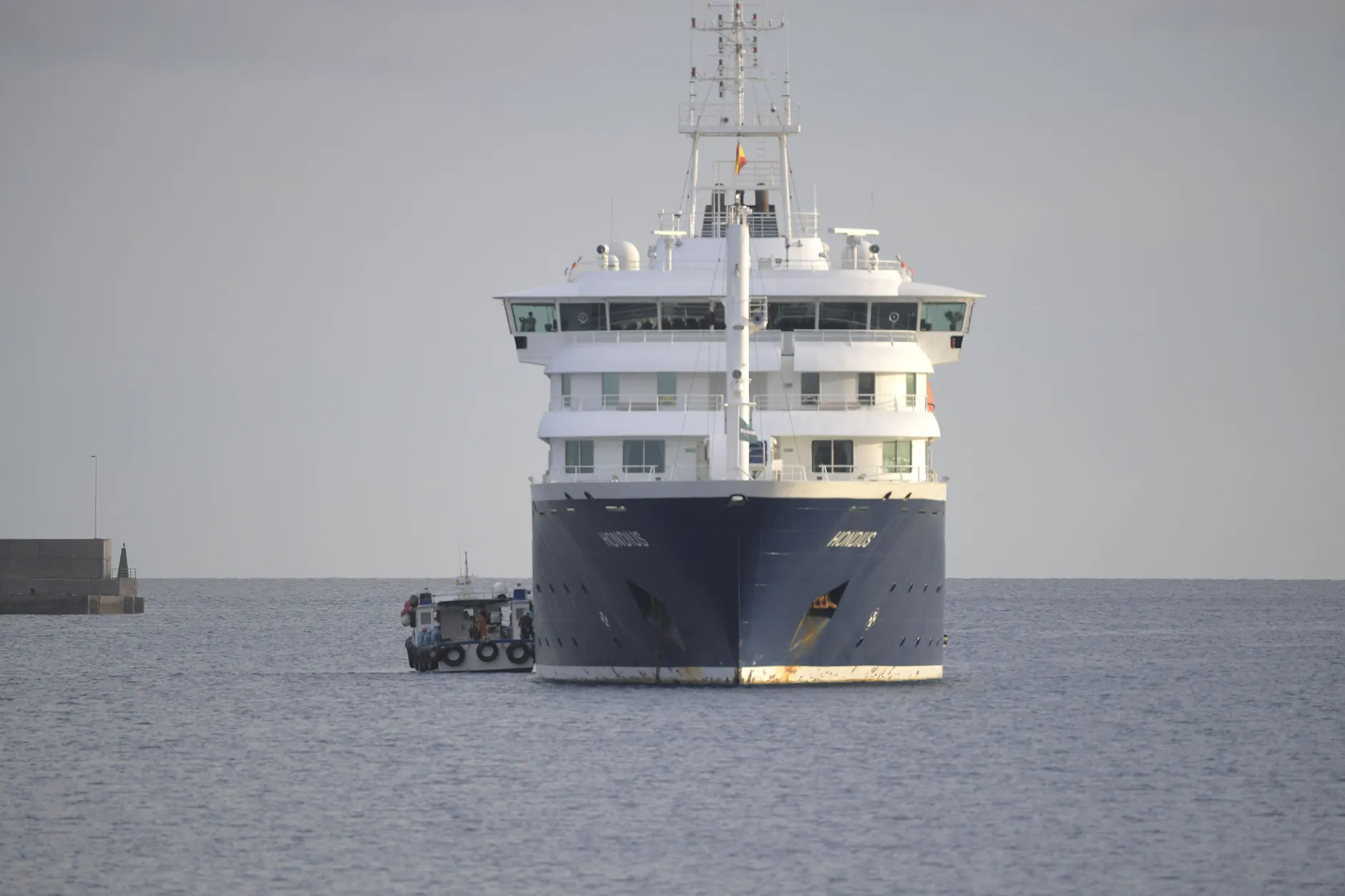 Die „Hondius" läuft im Hafen von Granadilla auf Teneriffa ein – an Bord: rund 150 Menschen aus 23 Ländern und ein tödliches Virus.