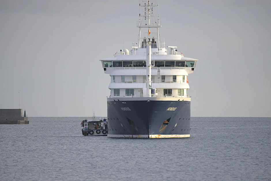Die „Hondius" läuft im Hafen von Granadilla auf Teneriffa ein – an Bord: rund 150 Menschen aus 23 Ländern und ein tödliches Virus.