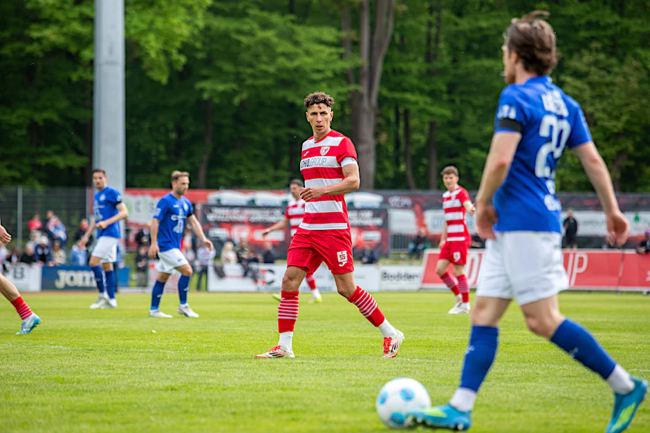 1:1 beim Greifswalder FC: Der Gastgeber und Lok (in Blau-weiß) stellten in der Schlussphase das Fußballspielen ein.