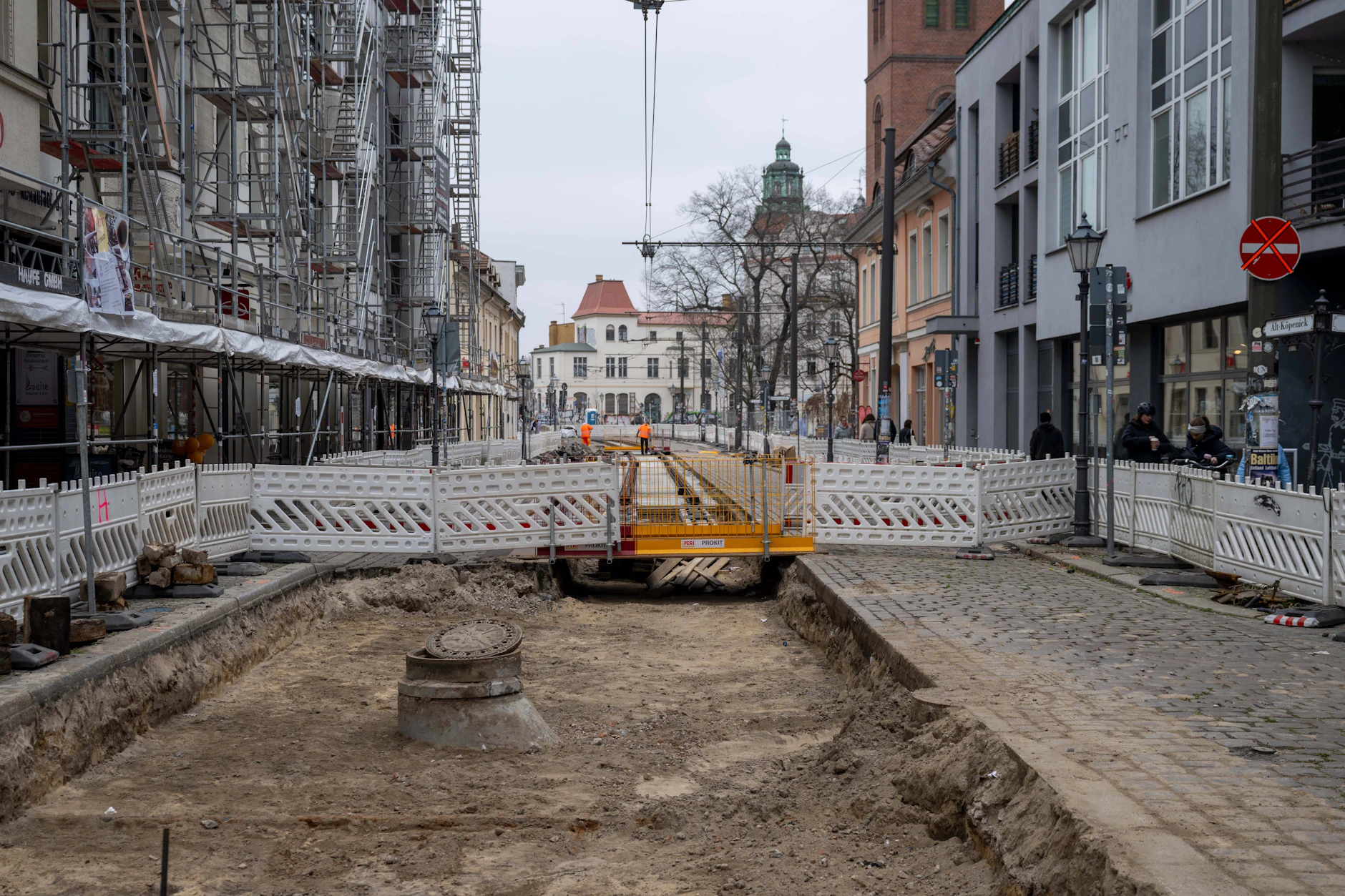 Dauerbaustelle Alt-Köpenick. Schon seit dem vergangenem Jahr wird an den Gleisen für die Straßenbahn gearbeitet. Erst wie auf diesem Foto auf der Straße Alt-Köpenick und jetzt bis zum 24. August auf der Kiezer und Kirchstraße.