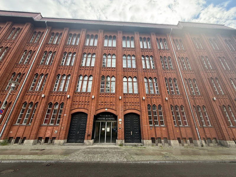 Historisches Gebäude am Warschauer Platz: Vom Flüchtlingsheim zum Bürokomplex
