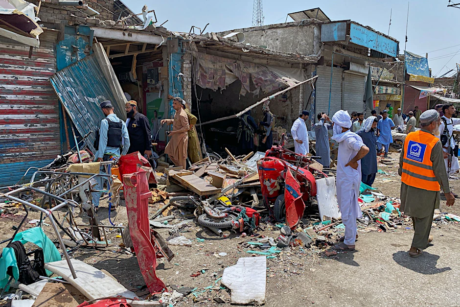 Menschen begutachten die Schäden einer Explosion auf einem Markt in einem Bezirk in der pakistanischen Provinz Khyber Pakhtunkhwa.