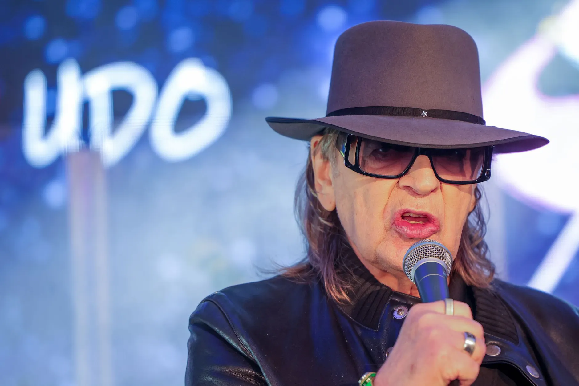 Udo Lindenberg hat mit seinen Songs einen großen Beitrag für die deutsche Musik und die Annäherung von Ost- und Westdeutschland geleistet.