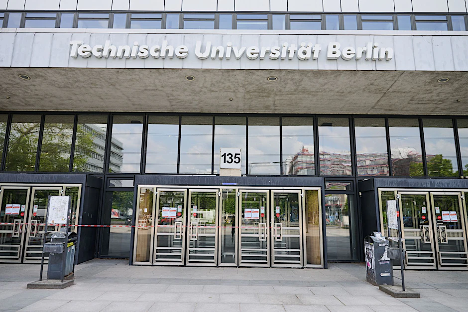Das Hauptgebäude der Technischen Universität Berlin ist mit Flatterband abgesperrt.