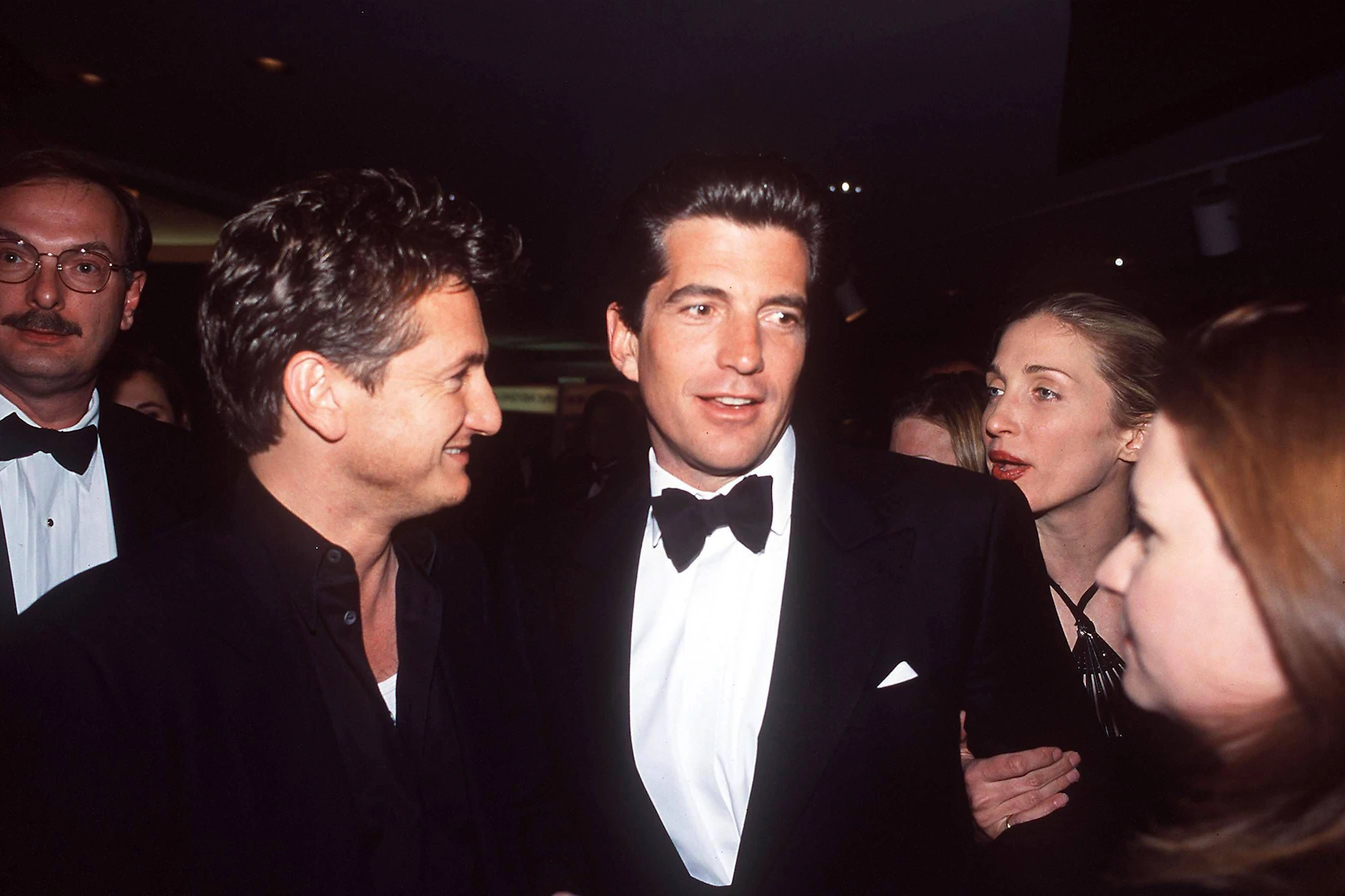 John F. Kennedy Jr. und seine Frau Carolyn Bessette-Kennedy starben am 16. Juli 1999 beim Absturz seiner Privatmaschine über dem Atlantik.