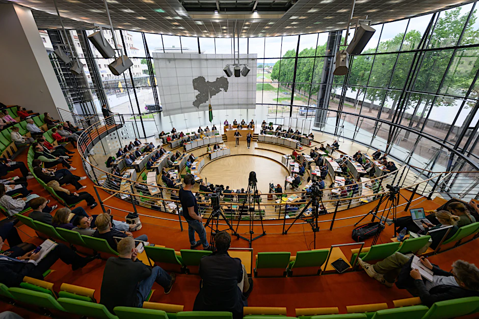 Im Sächsischen Landtag diskutierten die Abgeordneten die Reformbemühungen der Landesregierung. 