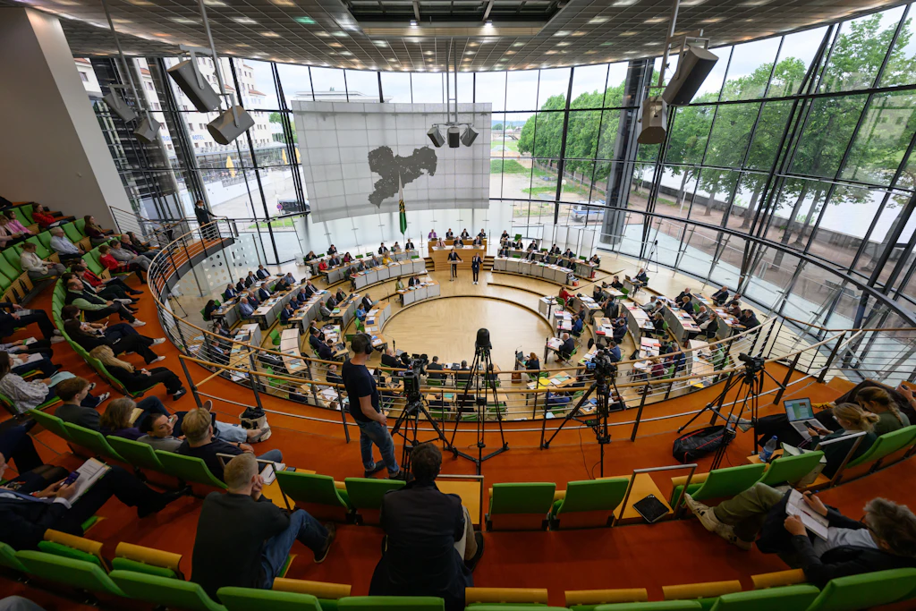 Im Sächsischen Landtag diskutierten die Abgeordneten die Reformbemühungen der Landesregierung. 