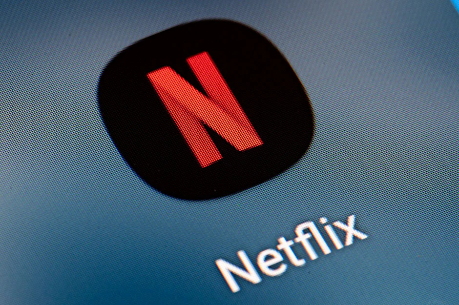 Auf dem Bildschirm eines Smartphones ist das Icon der App Netflix zu sehen. 