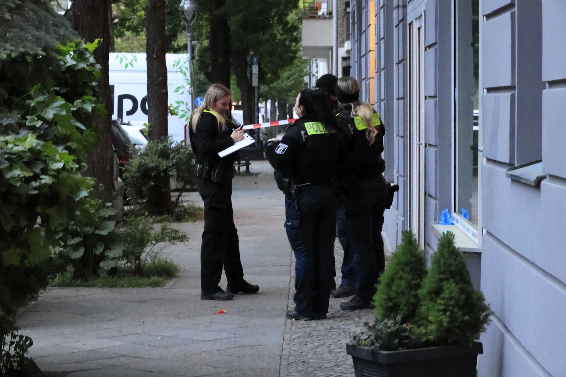 Polizei-Beamte vor Ort nach der Messerstecherei in Moabit.