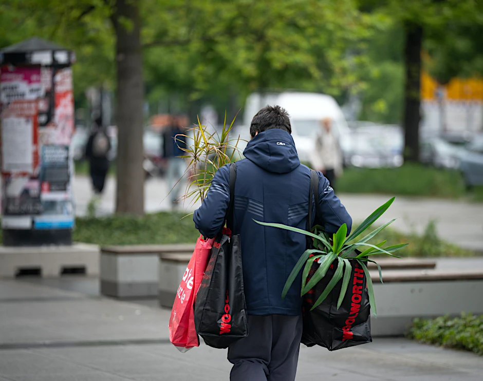 Ein Mitarbeiter bringt seine persönlichen Sachen aus dem wegen baulicher Mängel geschlossenen Hauptgebäude der TU.
