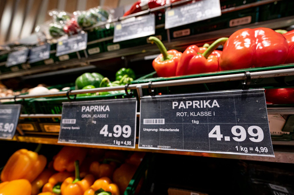 Inflation springt auf höchsten Stand seit 2024: Erhöhen Rewe und Co. jetzt die Preise?