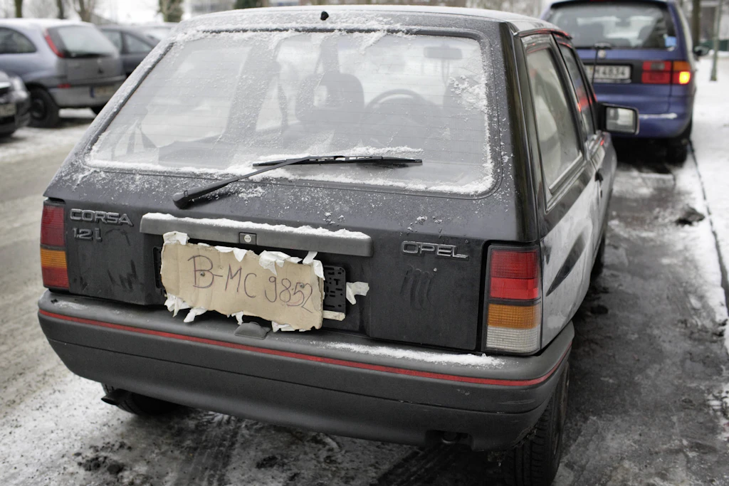 Statt eines offiziellen Kennzeichens hatte der Lkw auf Pappschilder gemalte Nummern – ähnlich wie dieser Opel Corsa in Neukölln. (Symbolbild)