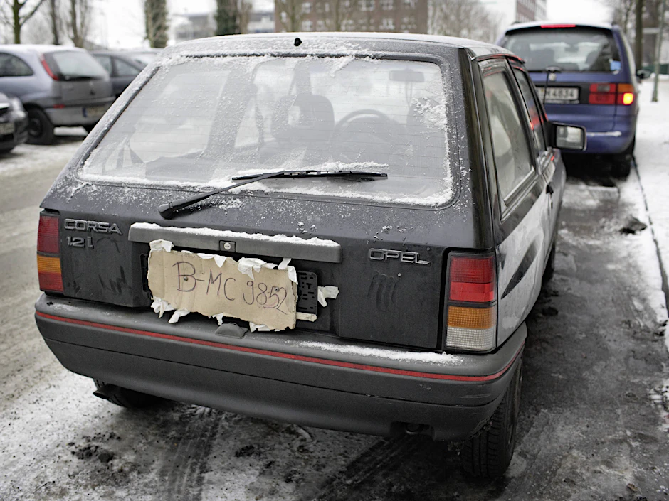 Statt eines offiziellen Kennzeichens hatte der Lkw auf Pappschilder gemalte Nummern – ähnlich wie dieser Opel Corsa in Neukölln. (Symbolbild)