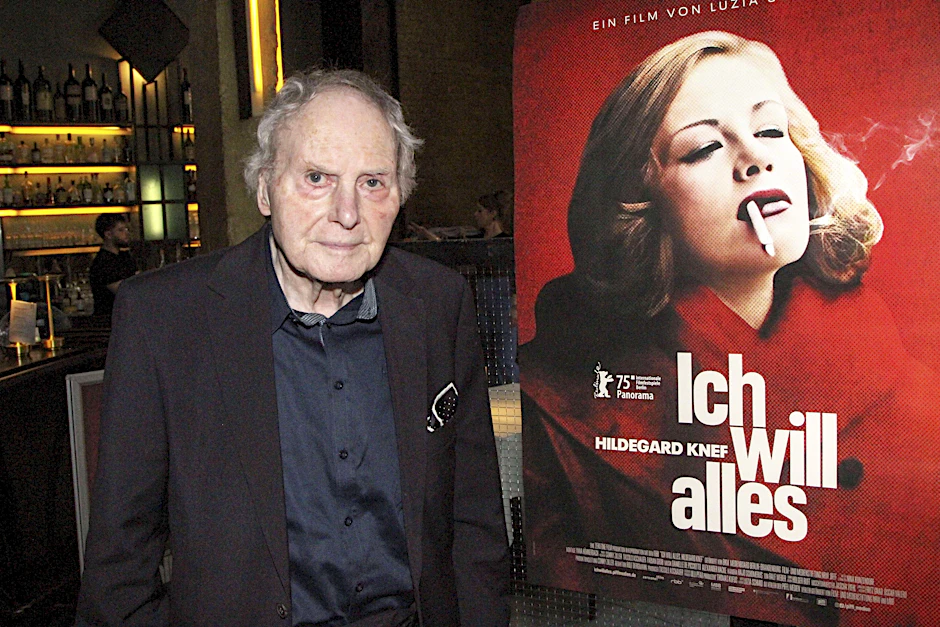 Paul und Schell neben einem Filmplakat, das seine Frau zeigt. Mit Hildegard Knef war er 25 Jahre lang verheiratet.