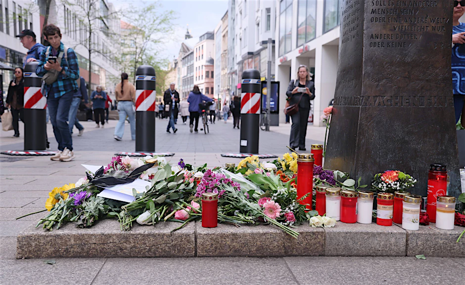 Am Anfang der Grimmaischen Straße, unweit der Stelle, an der das erste Opfer ums Leben kam, gedenken die Leipziger Zwei tage nach der Amokfahrt der Opfer  und legen Blumen nieder. (Leipzig, 06.05.2026)