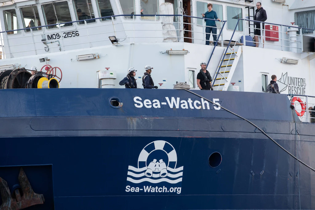 Libysche Küstenwache schießt auf deutsches Rettungsschiff – 90 Migranten an Bord