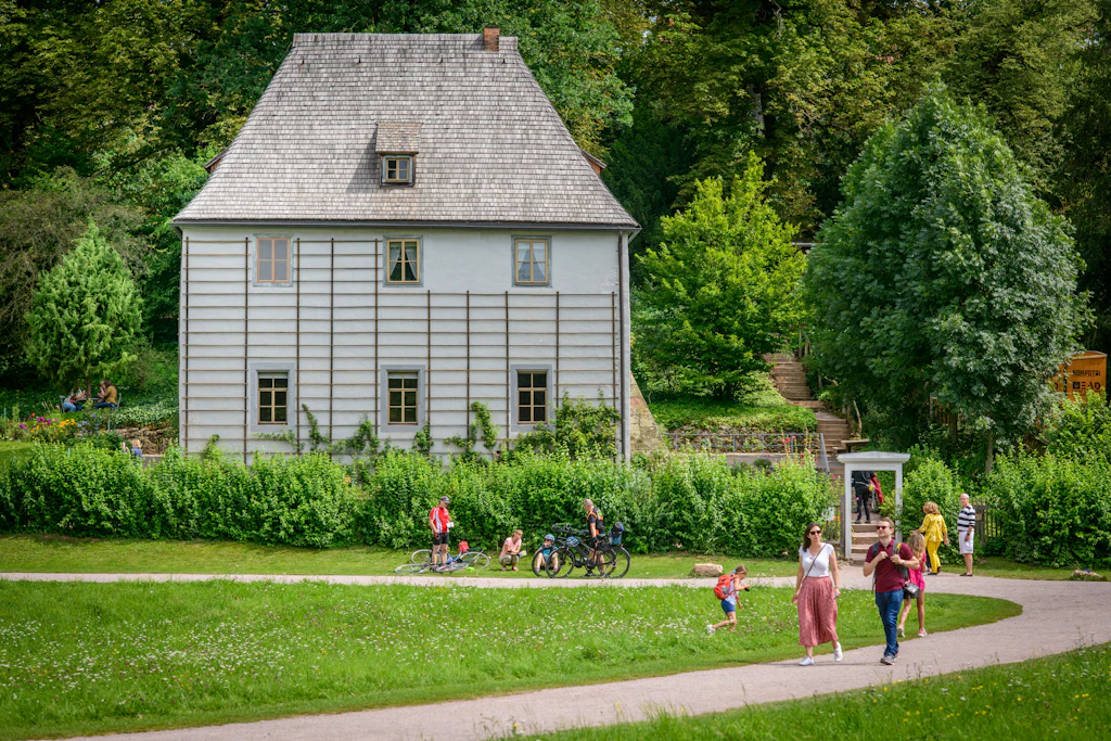 Außenansicht von Goethes Gartenhaus im Park an der Ilm in Weimar. Seit 1998 gehört es als Teil des Ensembles „Klassisches Weimar“ zum Unesco-Weltkulturerbe.