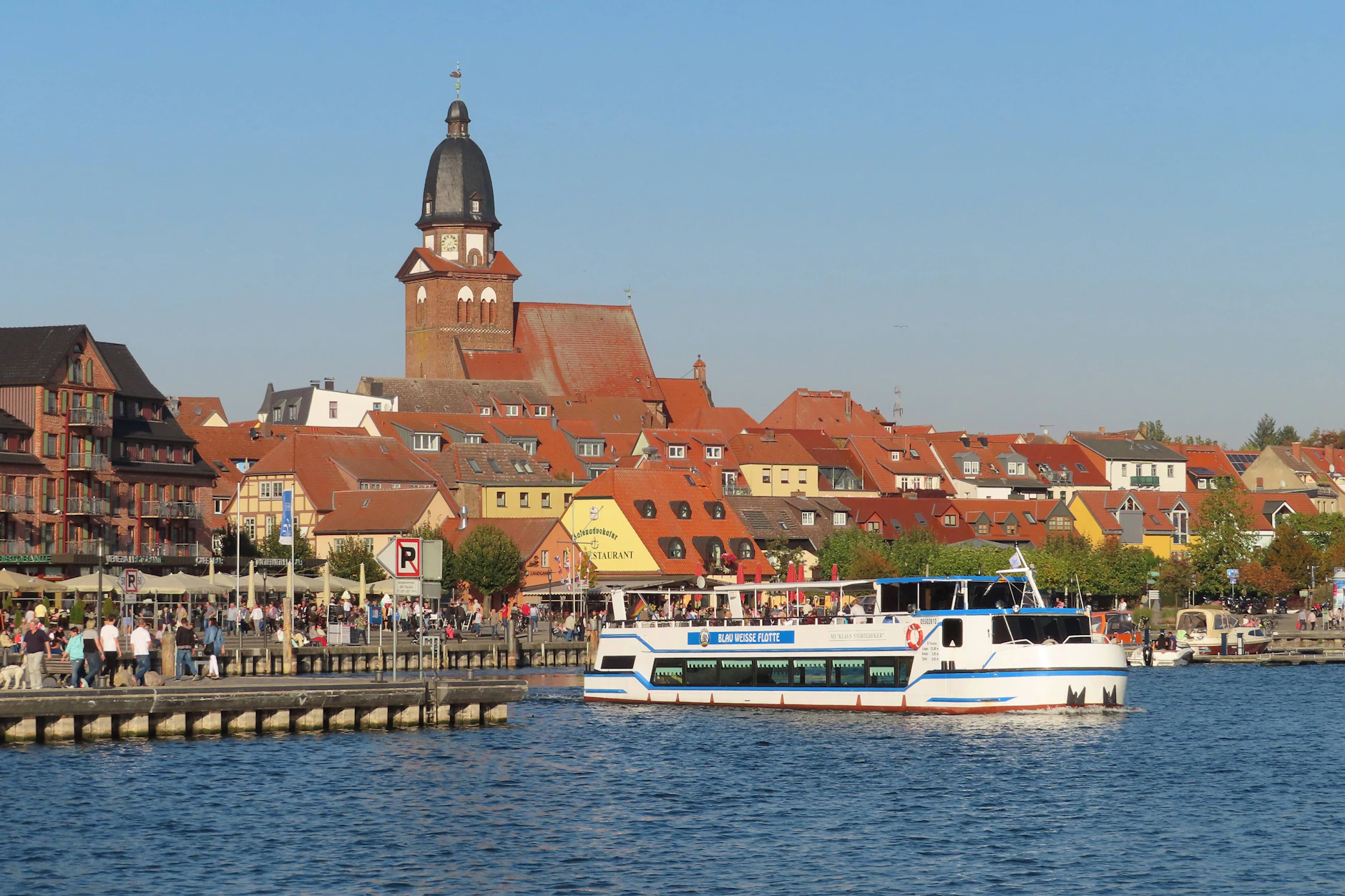 Die Blau-Weiße Flotte bietet am Vatertag Linienverkehr nach Klink an - und fährt dabei auch die Ausflugsgaststätte Waldschänke an.