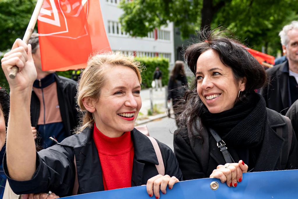 Elif Eralp, Bürgermeisterkandidatin und Linke-Chefin Ines Schwerdtner bei einer Demonstration für Arbeitsrechte.