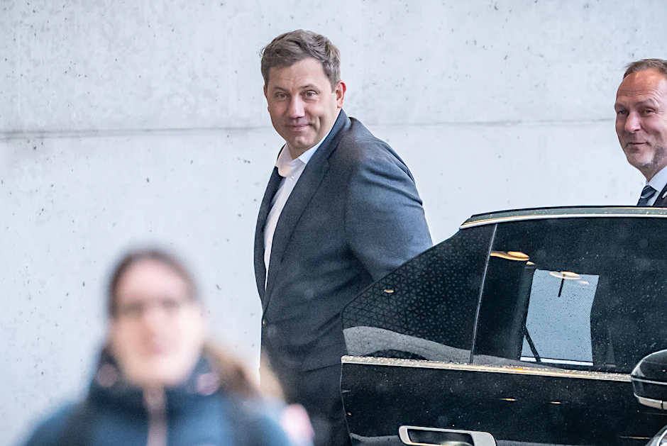Lars Klingbeil (SPD), Bundesminister der Finanzen, kommt zu den Beratungen im Koalitionsausschuss am Bundeskanzleramt an.