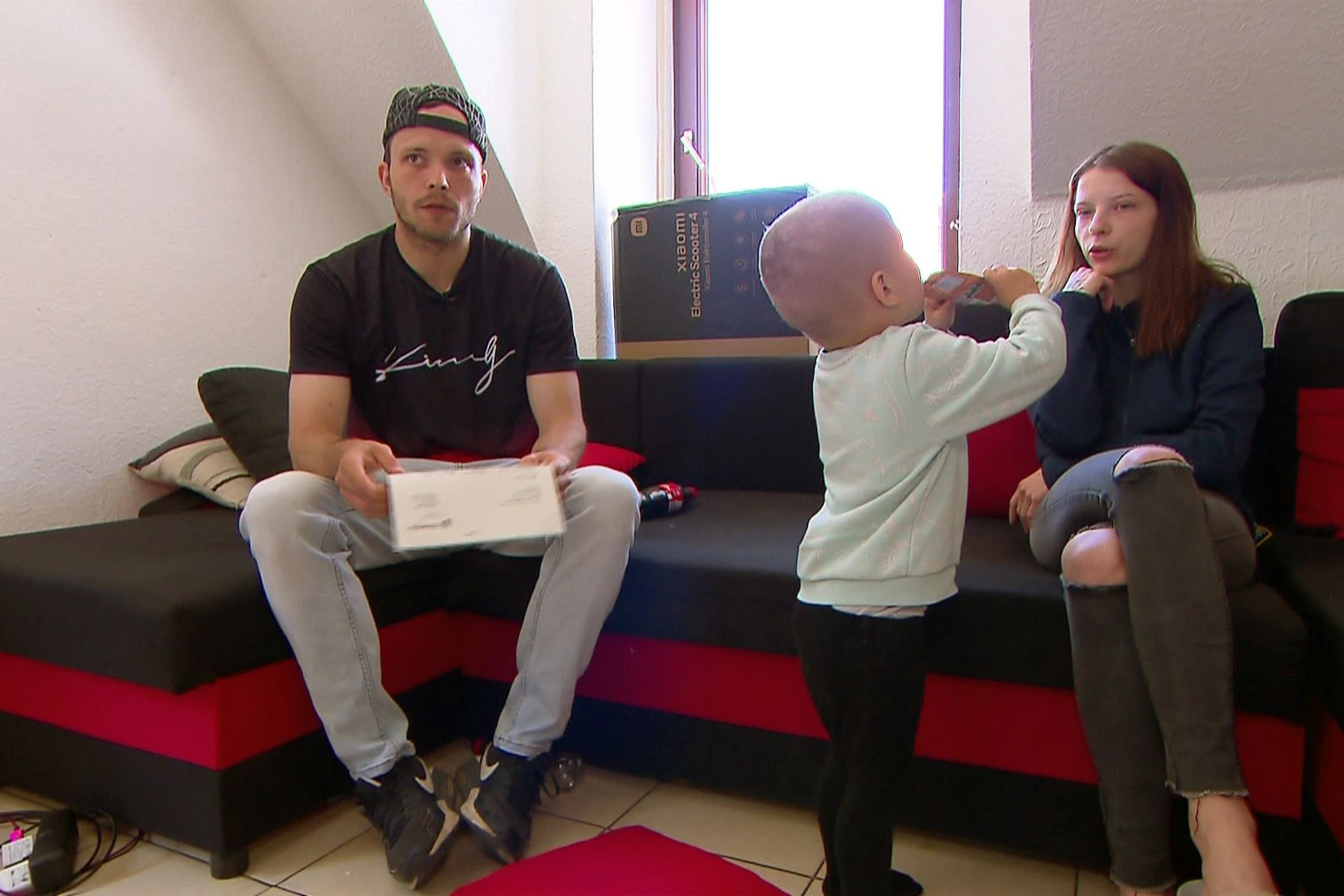 Angelique und Mike, beide arbeitslos und verschuldet, bekamen über Monate zu viel Geld vom Staat. Doch sie glauben nicht, dass sie selbst schuld daran sind.
