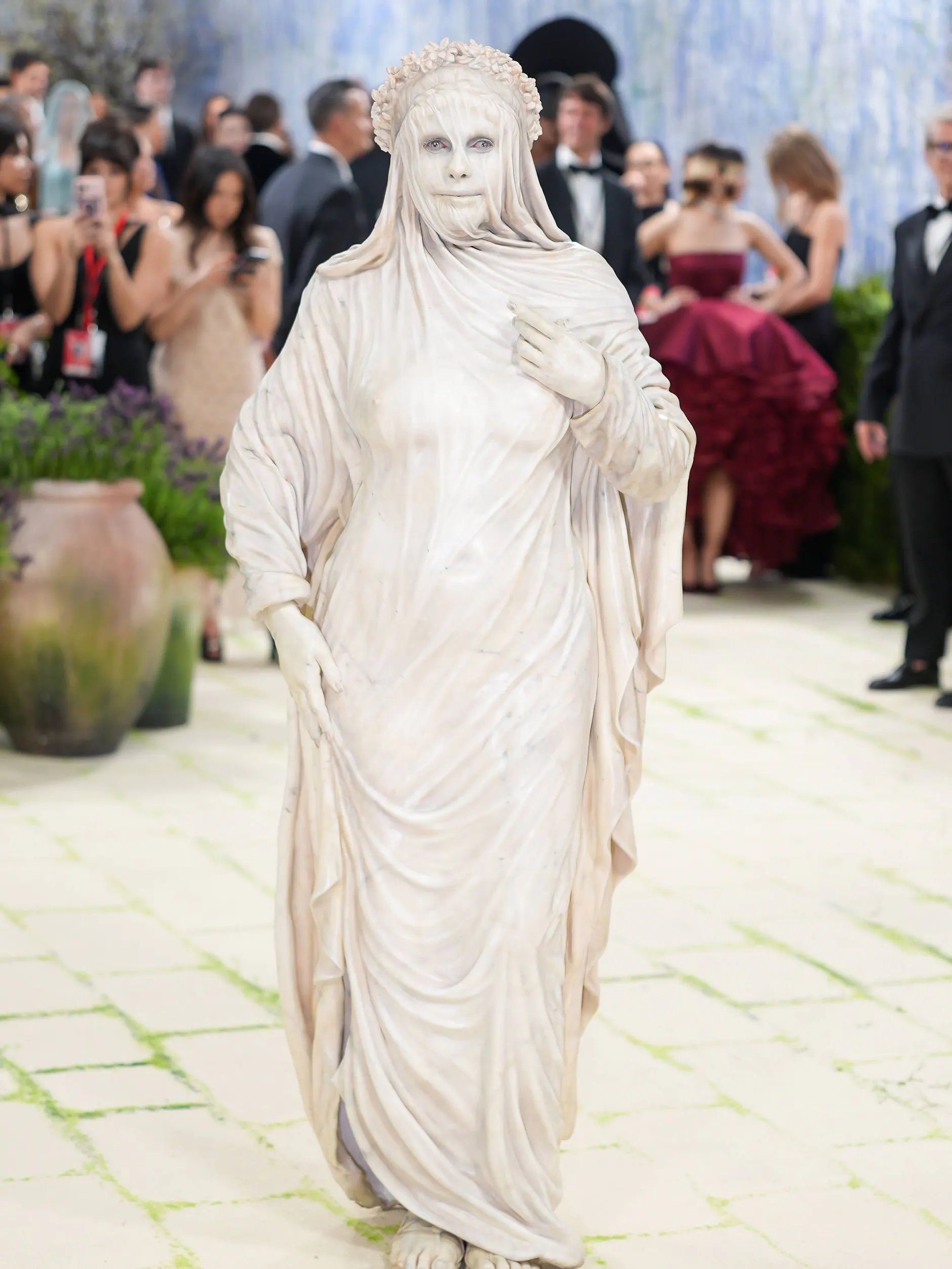Heidi Klum kam als Statue zur Met Gala.