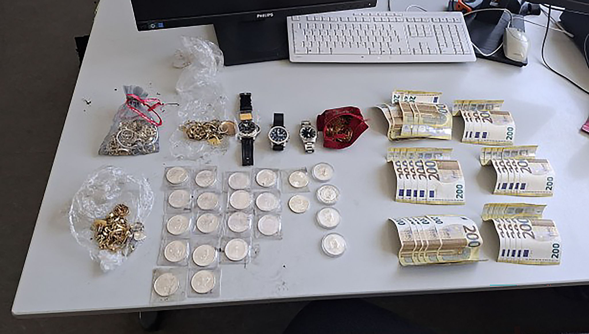 Echtes Gold! Kleinkind buddelt Schatz auf Berliner Spielplatz aus