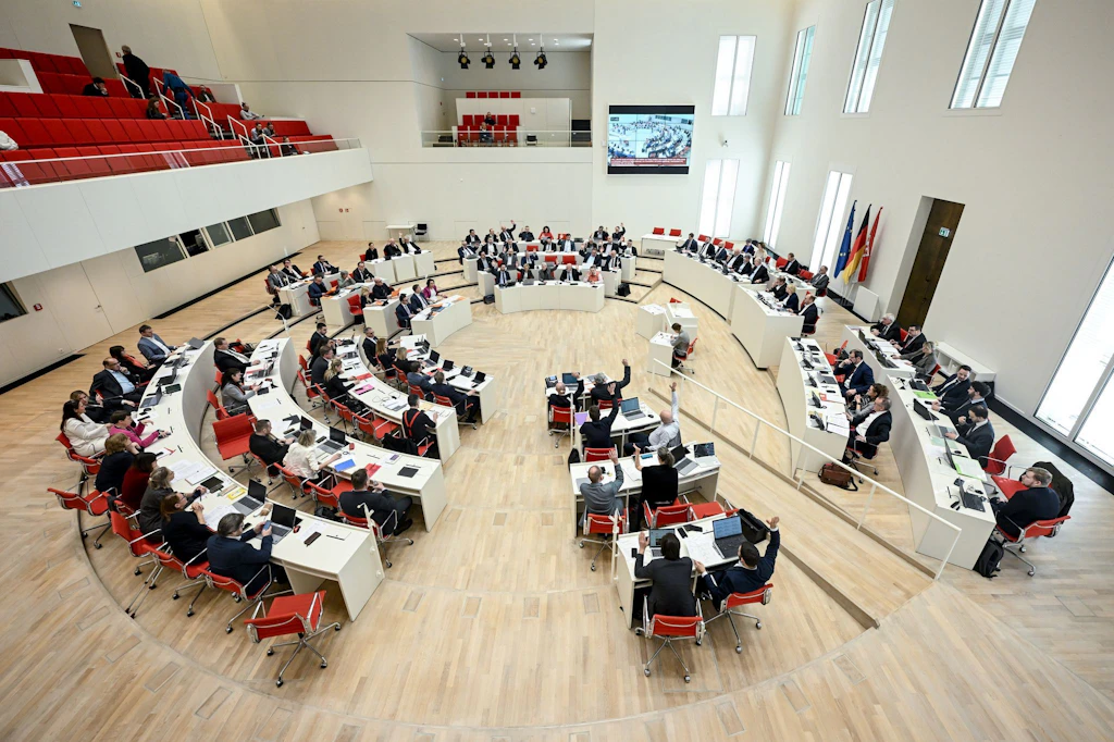 DDR-Stasi-Bericht im Potsdamer Landtag: Vier AfD‑Abgeordnete genannt