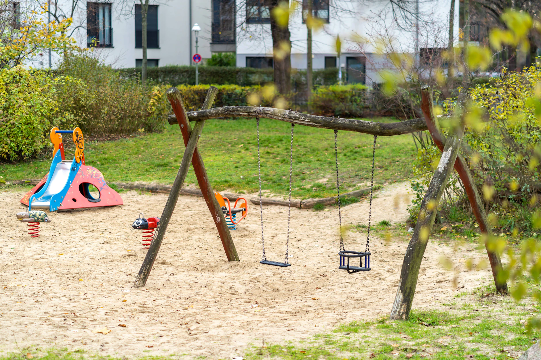 (Symbolbild) Wer versteckt einen Schatz ausgerechnet auf einem Spielplatz? Das muss nun die Berliner Polizei herausfinden.