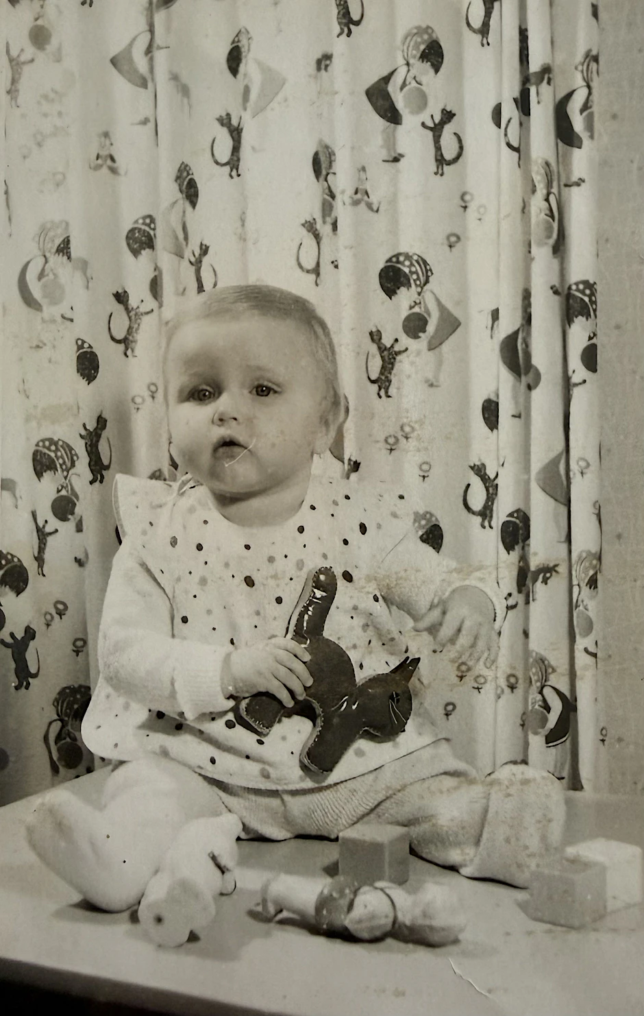 Die Autorin in der Wochenkrippe in Gotha-Seebeergen (Thüringen) Anfang 1962 im Alter von etwa einem halben Jahr