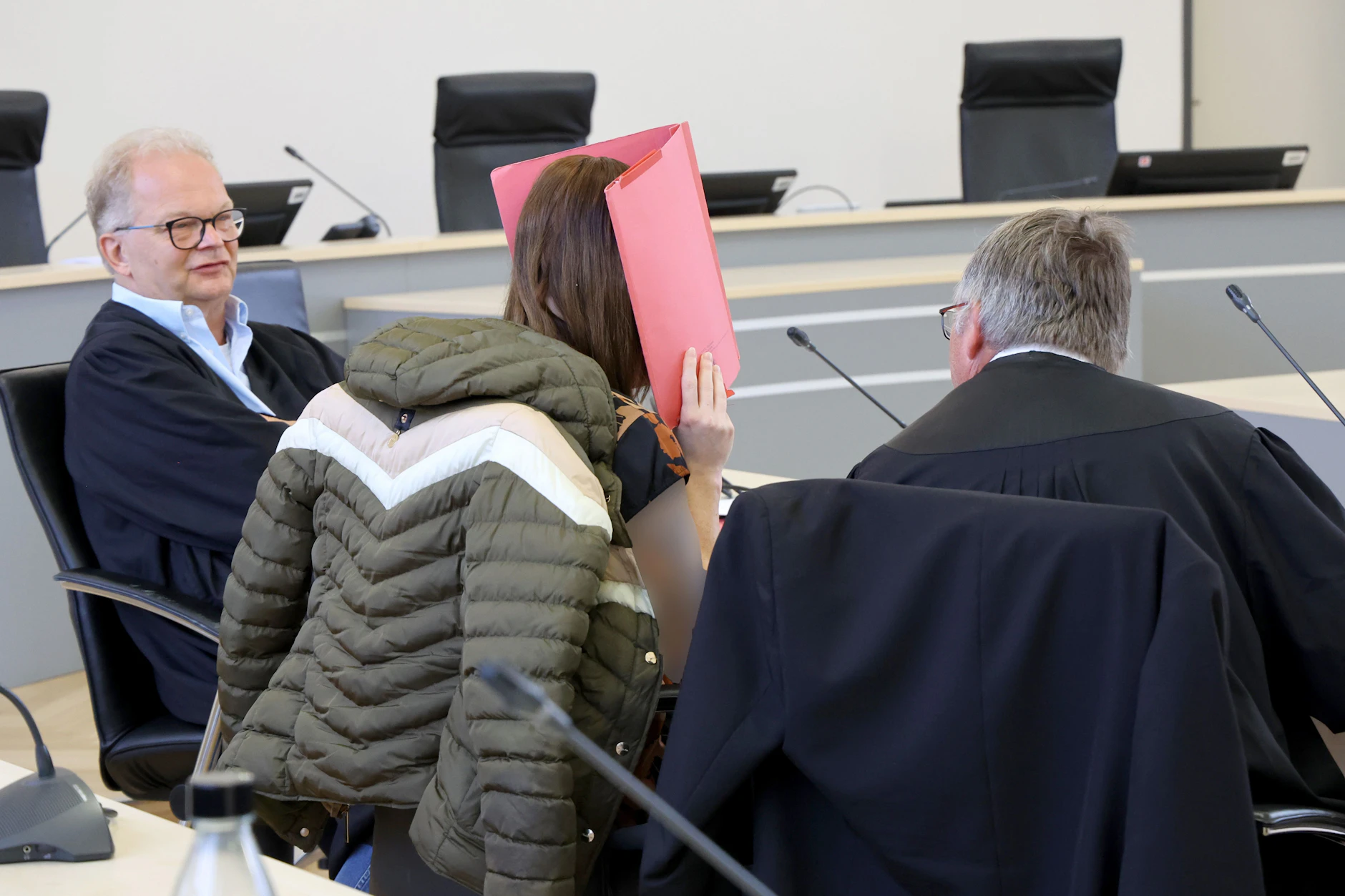 Gina H. mit ihren anwälten vor Gericht. am Mittwoch wird der Prozess im Fall Fabian aus Güstrow fortgesetzt.