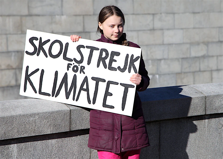 Greta Thunberg während ihres Schulstreiks für das Klima vor dem schwedischen Parlamentsgebäude (Reichstag) in Stockholm