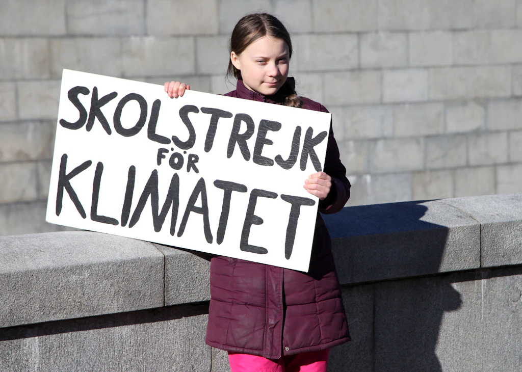 Greta Thunberg während ihres Schulstreiks für das Klima vor dem schwedischen Parlamentsgebäude (Reichstag) in Stockholm