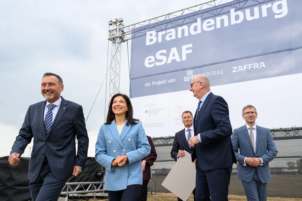 Ralf Schairer (l-r), Geschäftsführer der Raffinerie PCK, Katherina Reiche (CDU), Bundeswirtschaftsministerin, Jan Toschka, CEO von Zafra, Dietmar Woidke (SPD), Ministerpräsident von Brandenburg und Gunar Hering, CEO von Enertrag nehmen an der Übergabe eines Fördermittelbescheides von rund 350 Millionen Euro für das Projekt "Brandenburg eSAF" auf dem Gelände der Raffinerie PCK teil: Auf dem Gelände der Raffinerie in Schwedt soll die in Deutschland größte Anlage zur Produktion von nachhaltigen Flugkraftstoffen entstehen.