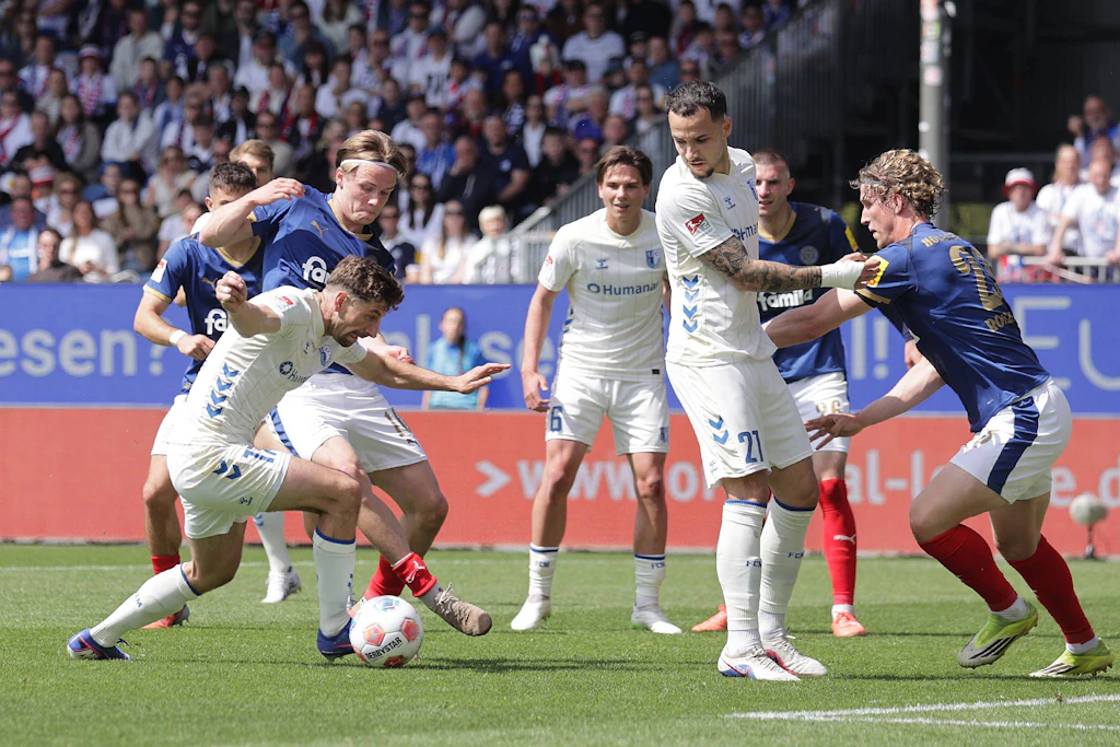 3:1-Sieg bei Holstein Kiel: Für den 1. FC Magdeburg (in Weiß) ist der Klassenerhalt noch nicht gesichert.