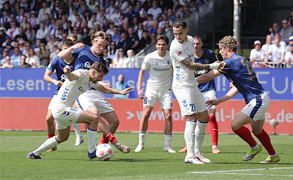 3:1-Sieg bei Holstein Kiel: Für den 1. FC Magdeburg (in Weiß) ist der Klassenerhalt noch nicht gesichert.
