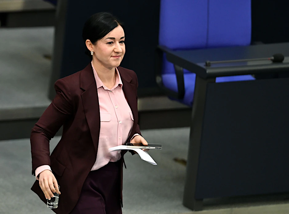 Die Bundestagsabgeordnete der Grünen, Paula Piechotta, läuft im Plenarsaal des Bundestags.