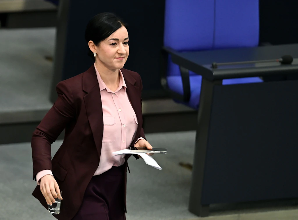 Die Bundestagsabgeordnete der Grünen, Paula Piechotta, läuft im Plenarsaal des Bundestags.