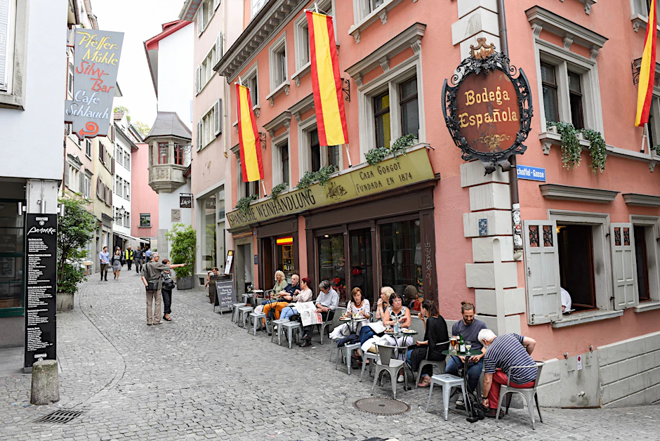 Die Bodega Española in Zürich gibt es seit 1874 – und Mario Villanueva bedient hier seit 1993, länger als mancher Stammgast überhaupt in der Stadt wohnt.
