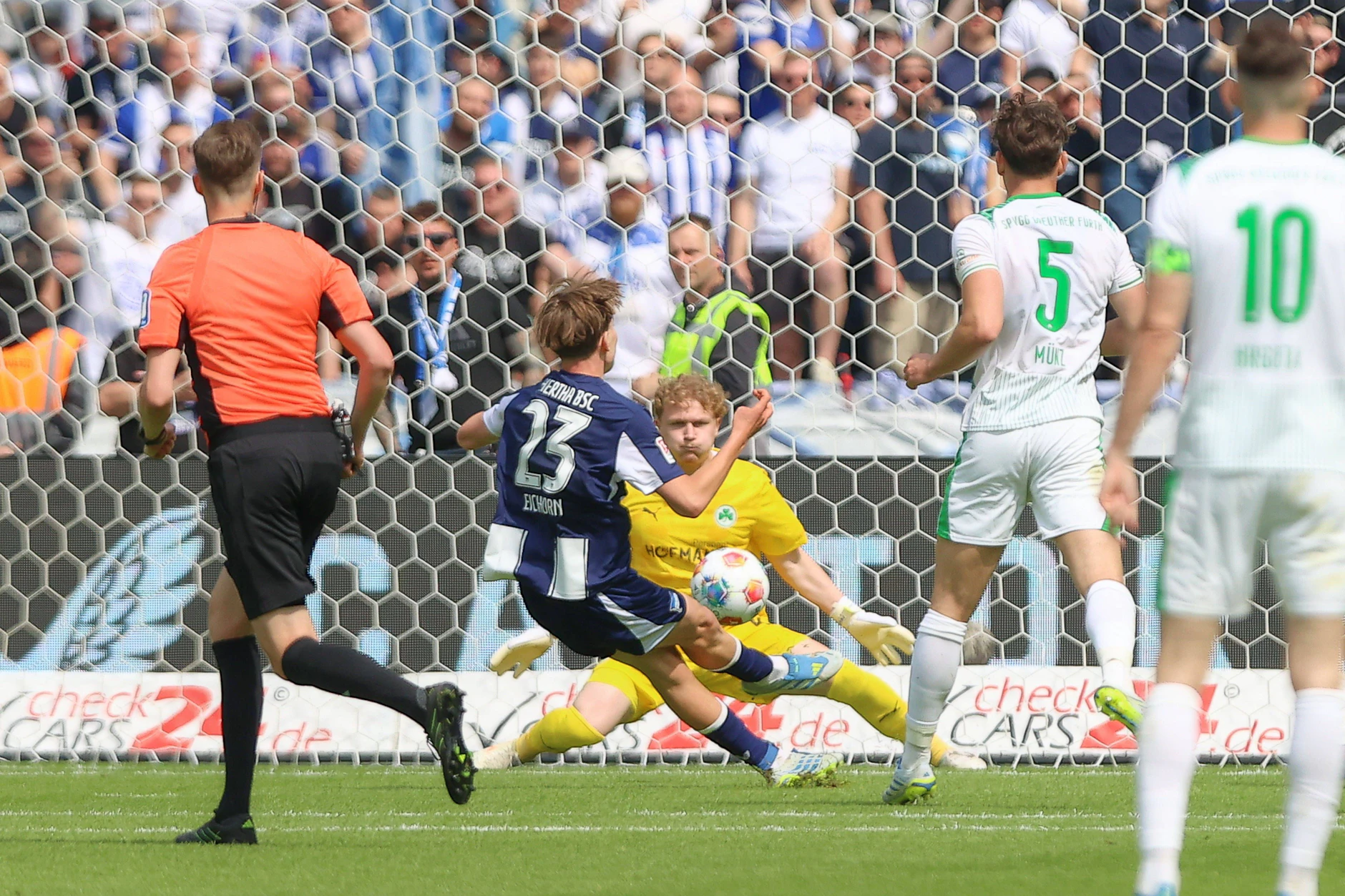 Kennet Eichhorn traf nach einem Traumsolo zum 1:0 bei Herthas 2:1-Heimsieg gegen Fürth. Damit ist er der jüngste Zweitliga-Torschütze aller Zeiten.