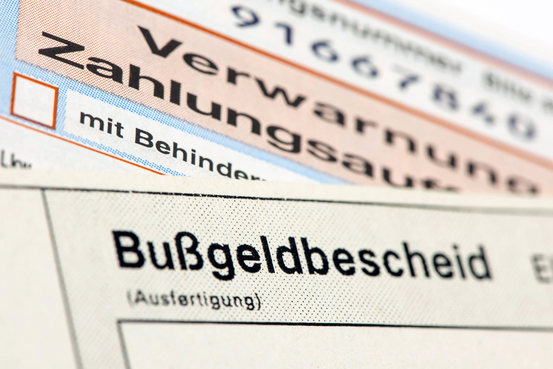 Dem Raser drohen neben einem hohen Bußgeld zwei Punkte in Flensburg und ein dreimonatiges Fahrverbot. (Symbolbild)