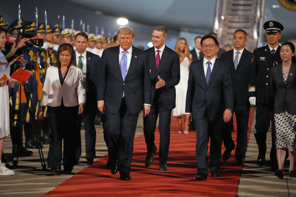 Trump in Peking gelandet: Xi empfängt US-Präsidenten mit großem Zeremoniell