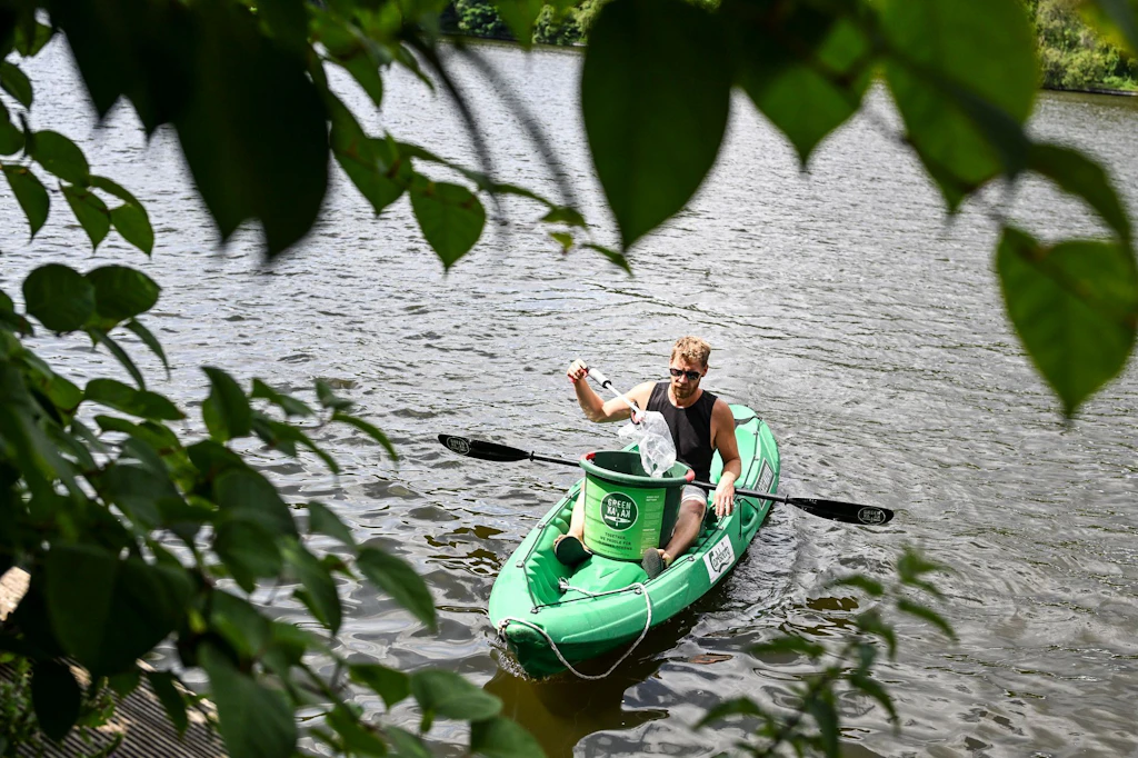 Sebastian Bunk, Geschäftsführer von Backstagetourism, sammelt in einem „Green Kayak“ Müll aus der Spree.
