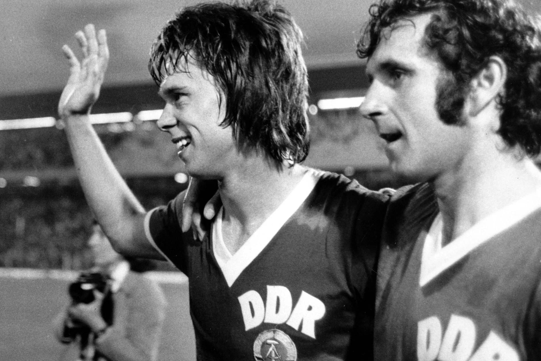 Das goldene Duo: Sieg-Torschütze Jürgen Sparwasser (l.) und Vorlagengeber Erich Hamann
