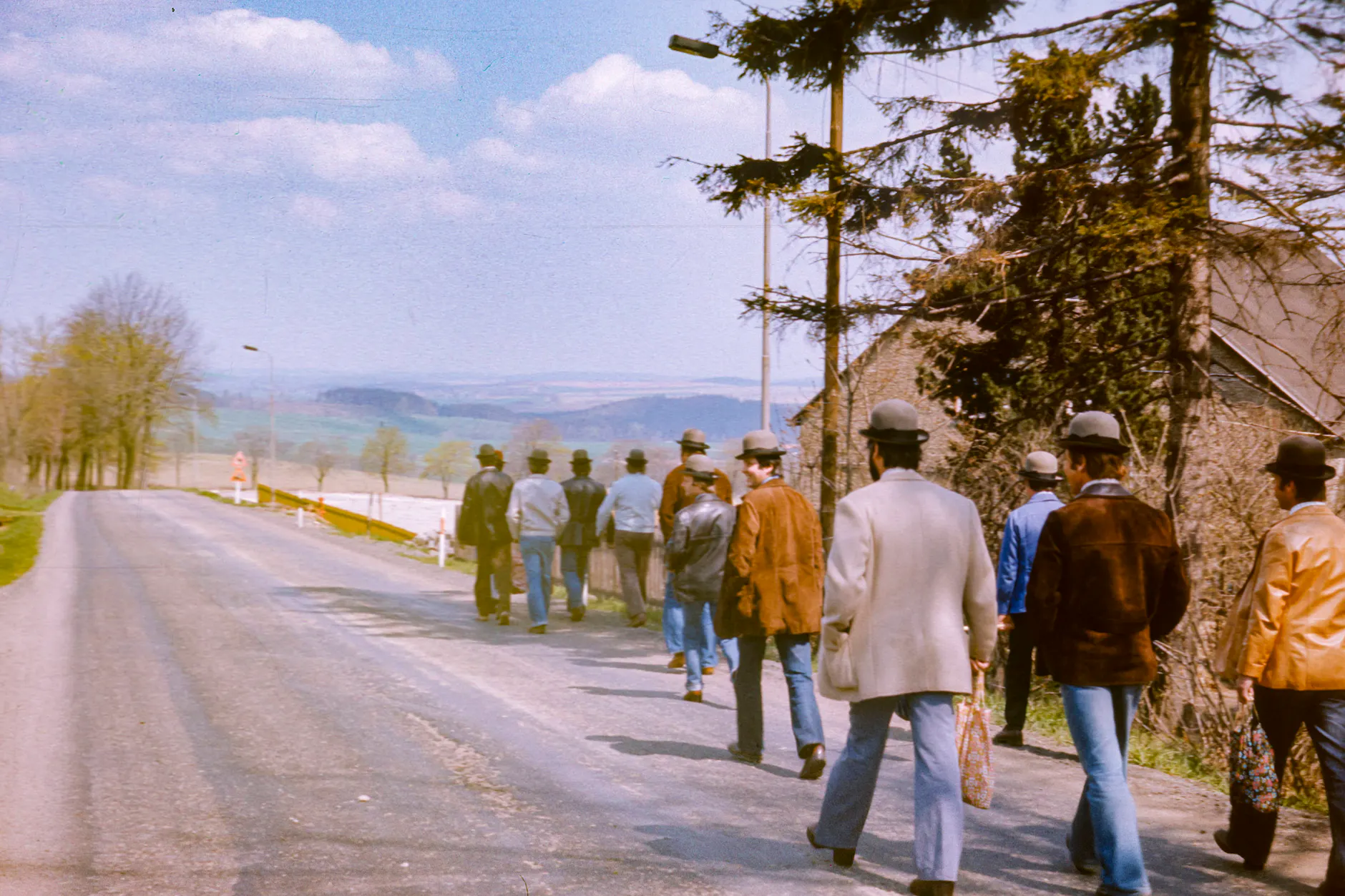 Auch wenn Christi Himmelfahrt kein Feiertag war, nutzte man auch in der DDR die Zeit um den Männertag für Wanderungen mit Freunden. hier eine Aufnahme von 1975 aus Sachsen.